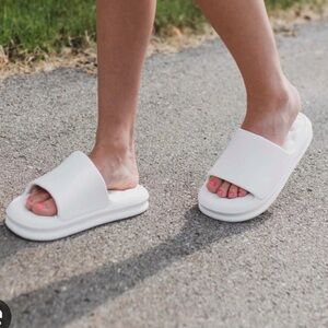 J Slides Beach White Serene Beach Slides Sandal NEW SIZE 7M